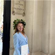 Laureata all’Università degli Studi di Napoli Federico II (Facoltà di Lettere Moderne, 110/110 e Lode) impartisce lezioni